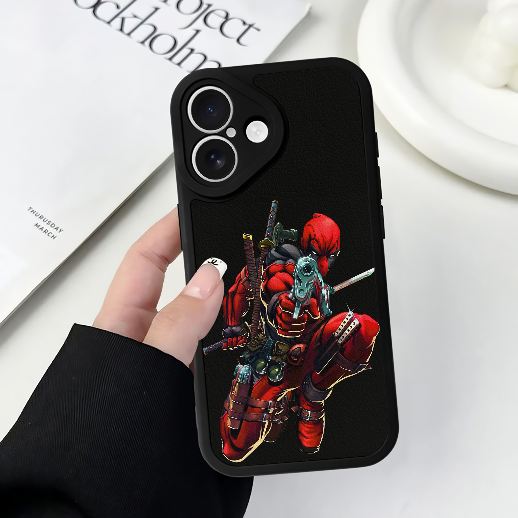 （画像用） Deadpool デッドプール 【iPhone 16シリーズ対応】シリコンスマホケース（レザー調） 材質：シリコン